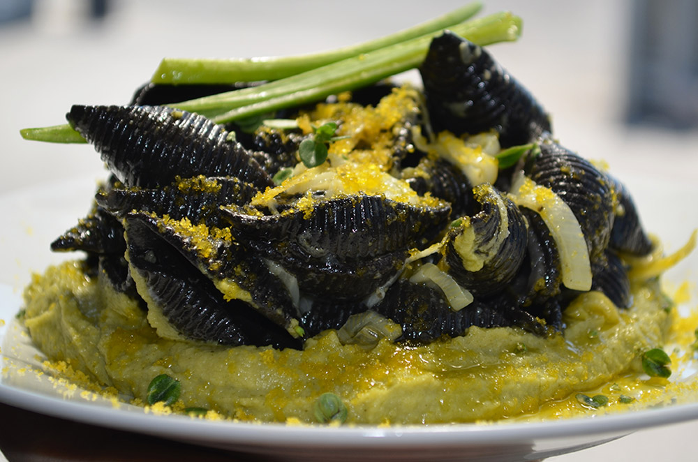 Conchiglie al nero di seppia con bottarga
