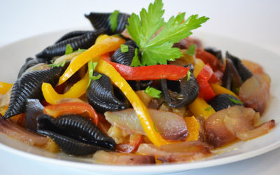 CONCHIGLIE AL NERO DI SEPPIA PEPERONI E LAMPUGA AFFUMICATA