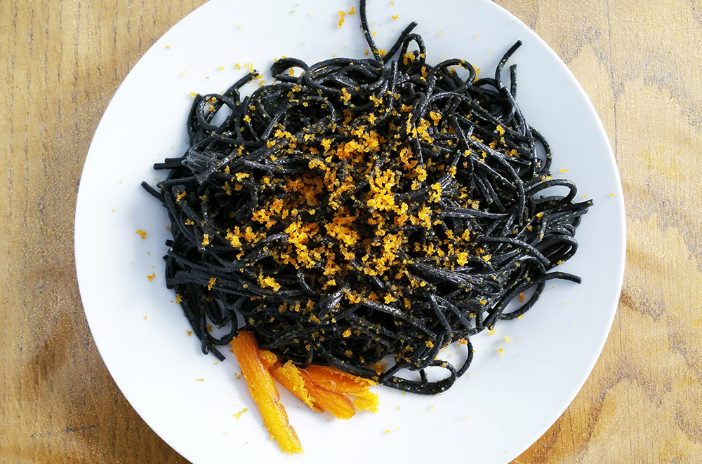 Tagliolini al nero di seppia con bottarga