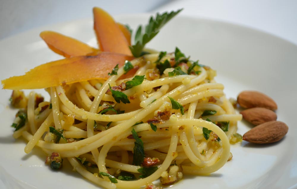 Spaghetti con bottarga e mandorle