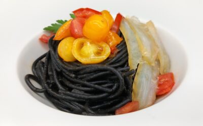 SPAGHETTI AL NERO SI SEPPIA, ORATA AFFUMICATA E POMODORINI